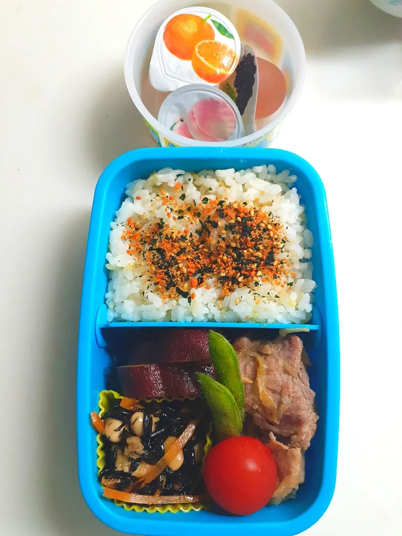 Snapdishの料理写真:☆小３弁当☆玄米入り鮭若芽ごはん、薩摩芋レモン煮、ひじき煮物、生姜焼、枝豆、ミニトマト、ミニゼリー|ｼｮｺﾗさん