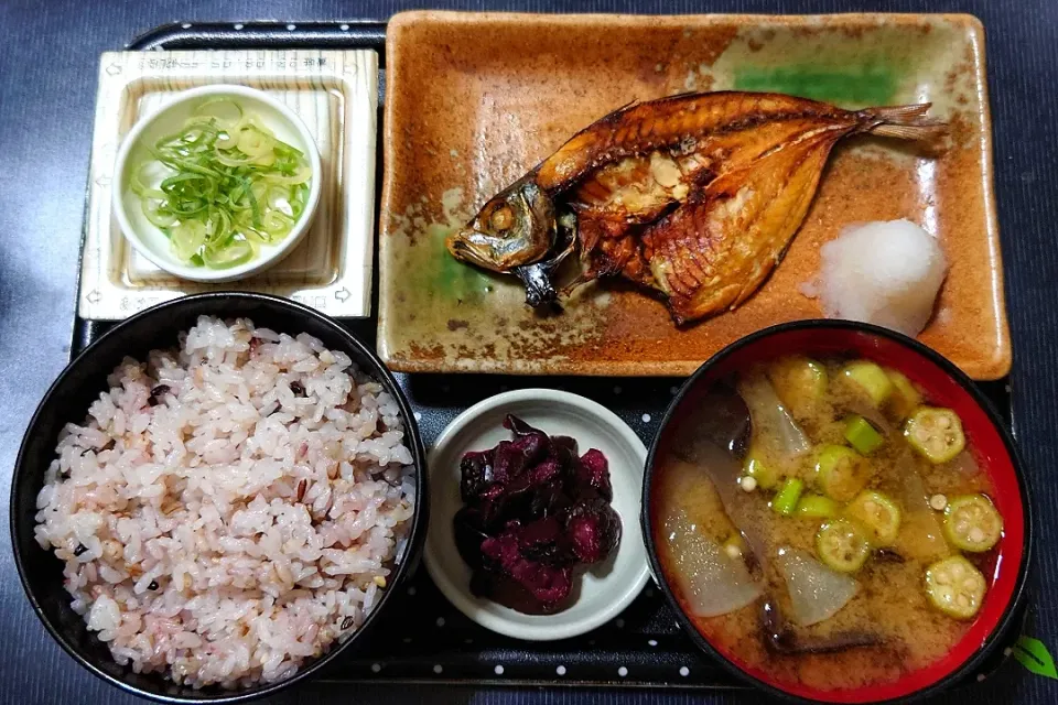 今日の朝ごはん（十六穀ごはんにアジの開き（自家製）、納豆、みそ汁（具材は大根・木耳・白オクラ）、赤しそ胡瓜（京つけもの大安））|Mars＠釜飯作り研究中さん