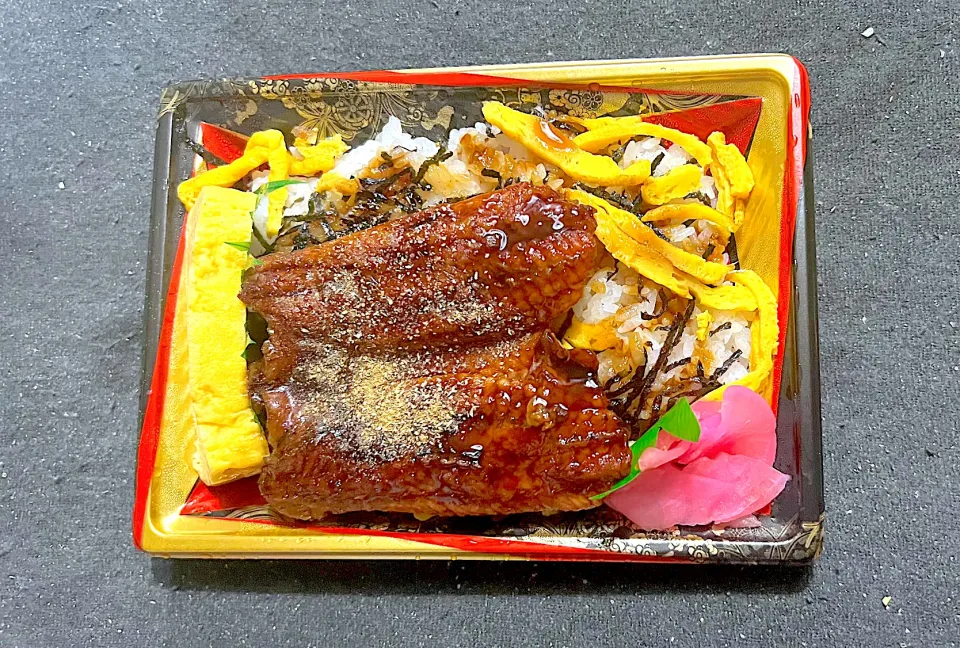 Snapdishの料理写真:スーパーの惣菜半額セール 鰻丼|Saudadeさん