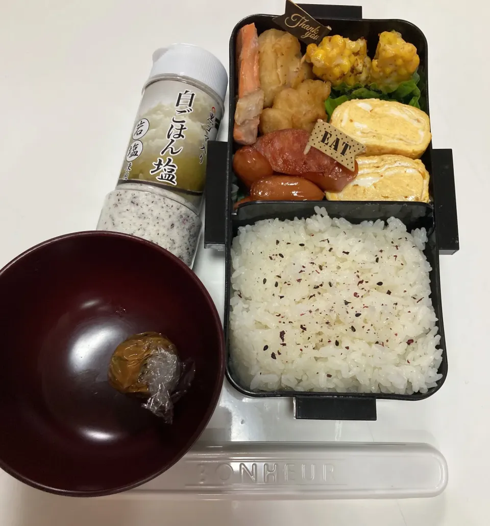 パパ弁☆ほうれん草のソテー☆鮭☆卵焼き☆とうもろこしの天ぷら☆唐揚げ☆みそ玉。ご飯には昨日道の駅で買った「白ごはん用の塩」をかけて。|Saharaさん