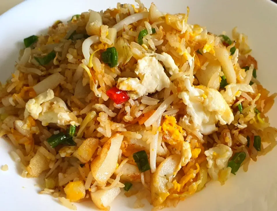 Simple lunch fried rice ~ overnight rice 
fish cakes, beansprouts, egg, green onions, red green chilli, salt & pepper, oyster sauce to taste 😋 💞|🌷lynnlicious🌷さん