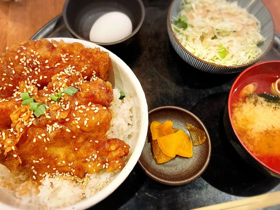 超大きい鶏天丼 ¥900|Blue Moon Caféさん