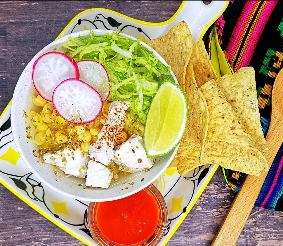 Pozole Blanco - Mexican nixtamalized corn soup with meat and vegetables.

Delicious and easy to make at home, get the full recipe in my recipe book "Comiendo Sa|Jorge Bernal Márquezさん