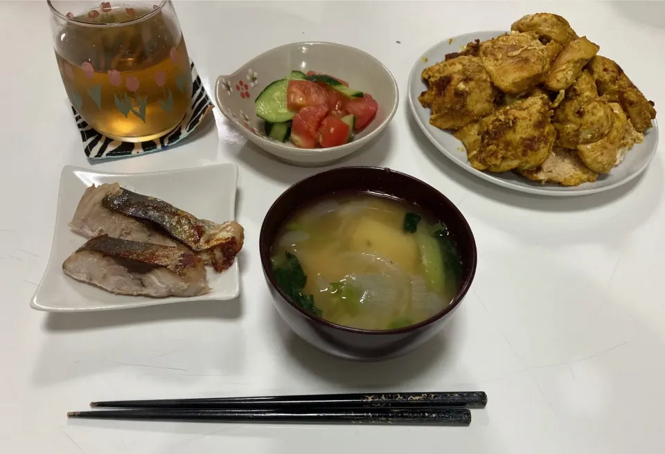 晩御飯☆タンドリーチキン☆つばすの塩焼き☆トマトと胡瓜のバジルオイルサラダ☆みそ汁（じゃが芋・玉葱・小松菜）今日は体感温度が涼しく感じて気温見たら３１℃。いや涼しい気温ちゃうし(T ^ T)|Saharaさん