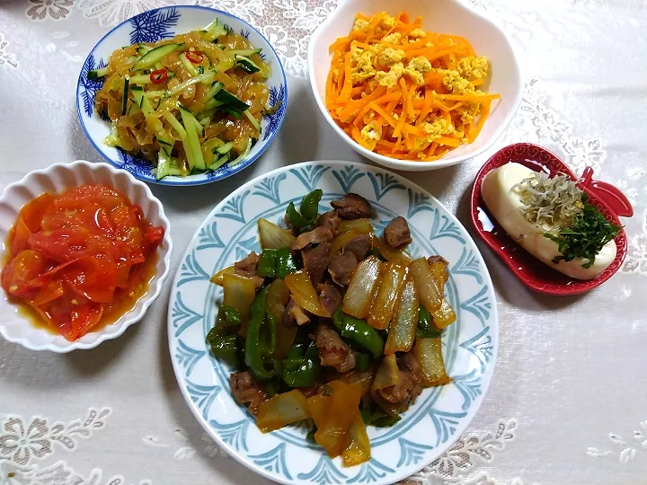 結局作った夜ご飯❣①
(砂ずりピーマン玉葱炒め煮、塩胡椒酒甘醤油、
生協中華くらげ🥒、🍅コンポート風、
人参しりしり、ぽん酢味醂味付け、
冷奴、じゃこ大葉めんつゆ味)|m.rafuさん