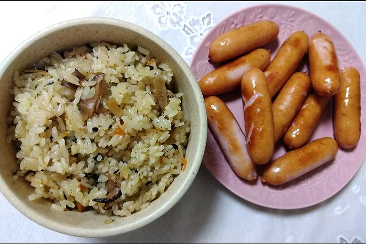 結局作った夜ご飯❣②
カルディコーヒーファーム、
沖縄ジューシー炊き込みご飯素、ネギ+の
炊き込みご飯🥰、
香薫ウインナ焼いたの!|m.rafuさん