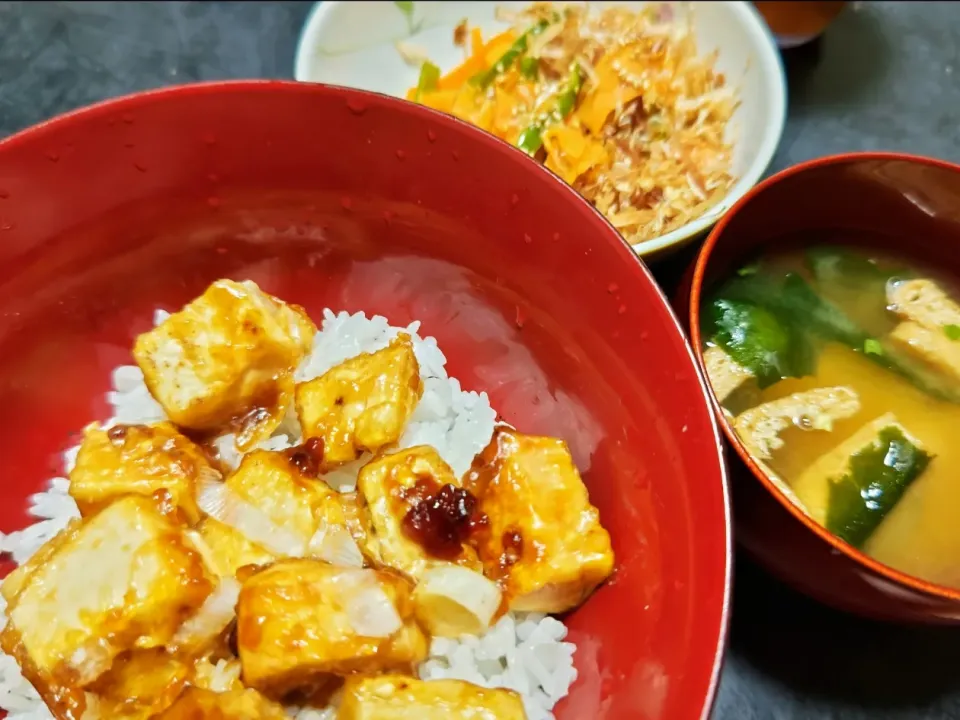 Snapdishの料理写真:豆腐ステーキ丼
お味噌汁
ピーマンと人参のきんぴら|shirarin rin (しらりん)さん