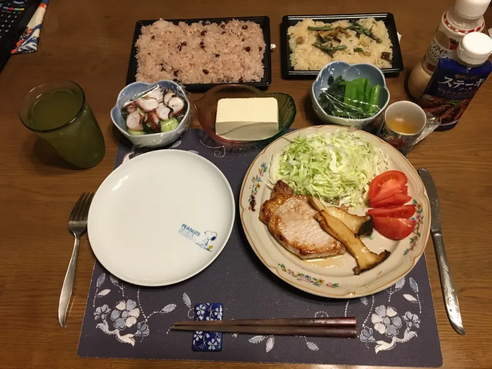 お惣菜のお赤飯とキノコおこわ、ポークソテー＆野菜ソテー、冷奴、酢の物(夕飯)|enarinさん