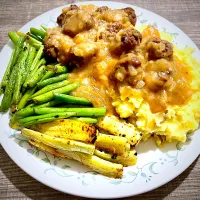 Snapdishの料理写真:Meatballs with mashed over beef gravy|Ami Haさん