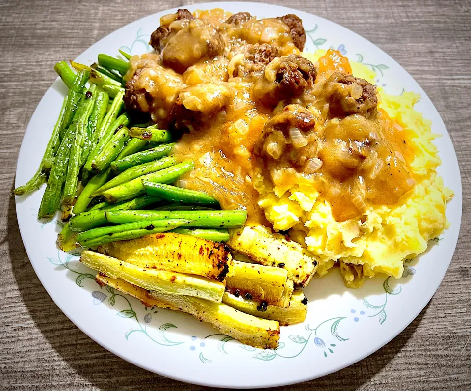 Meatballs with mashed over beef gravy|Ami Haさん