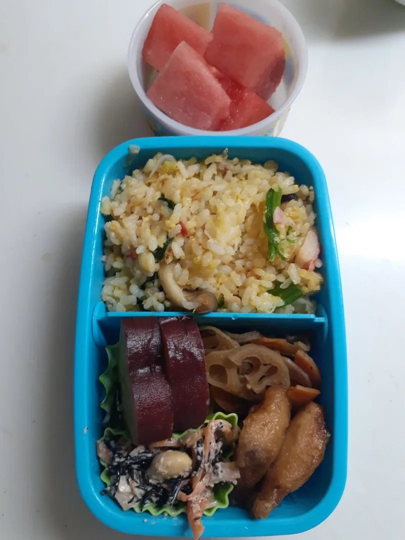 ☆小３弁当☆玄米入り炒飯、蓮金平、カジキ唐揚げ、薩摩芋レモン煮、ひじきサラダ、スイカ|ｼｮｺﾗさん