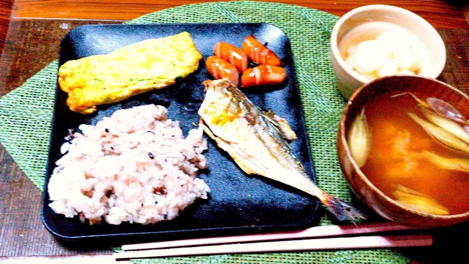 朝ご飯🍚

出し巻き卵
鯵の塩焼き
粗挽きウインナー
らっきょう　お手製
十六穀米|ごますりさん