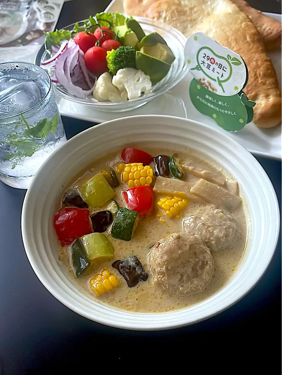 夏野菜いっぱいのココナッツカレーと手作りナンの晩ご飯|とんちんさん