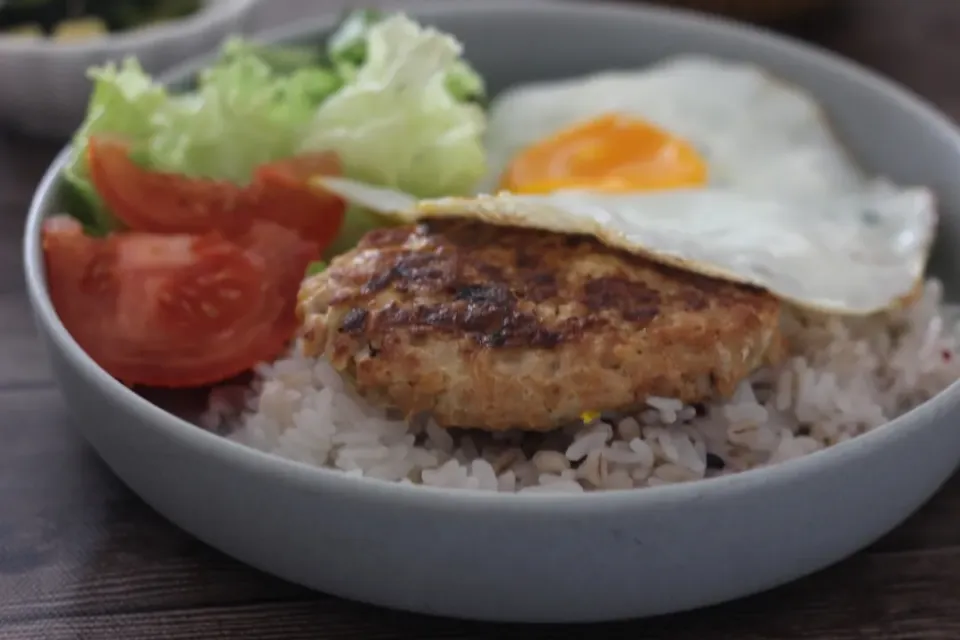 Snapdishの料理写真:大豆ミートハンバーグのロコモコ丼|ちいさなしあわせキッチンさん