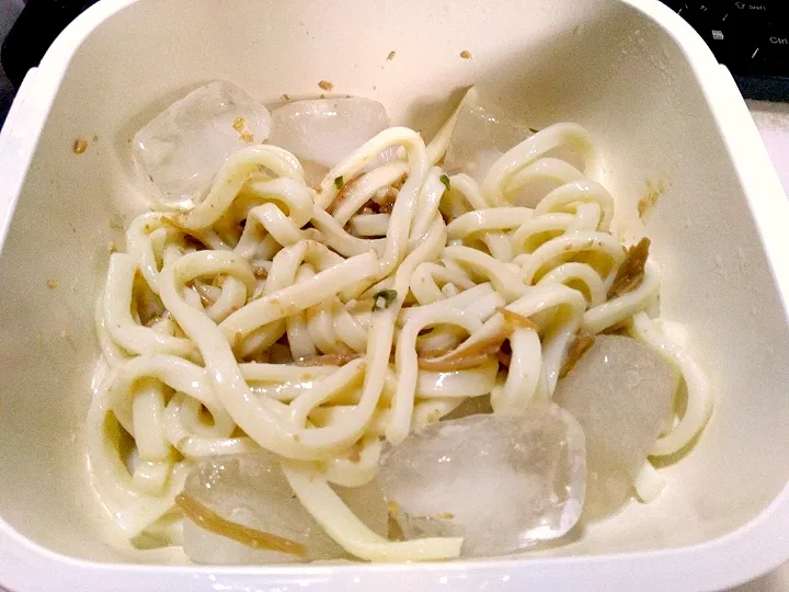 なめ茸と肉そぼろ入り胡麻ダレ冷やしうどん|darkbaronさん