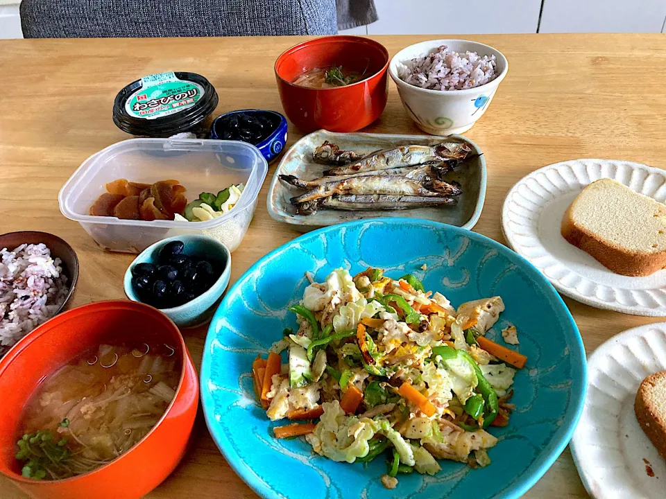 白ゴーヤのチャンプル🤍白い野菜のスープ🤍焼きししゃも🤍黒豆🤍雑穀米ご飯🤍奈良漬と浅漬け2種🤍デザートにホームベーカリーで作ったパウンドケーキ|さくたえさん