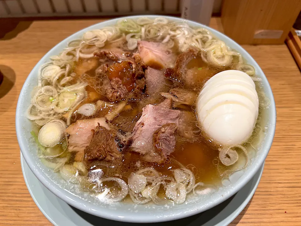 チャーシュー麺  茹で卵スライストッピング|流線形さん