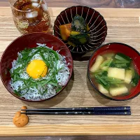 Snapdishの料理写真:しらす丼定食|みちさん