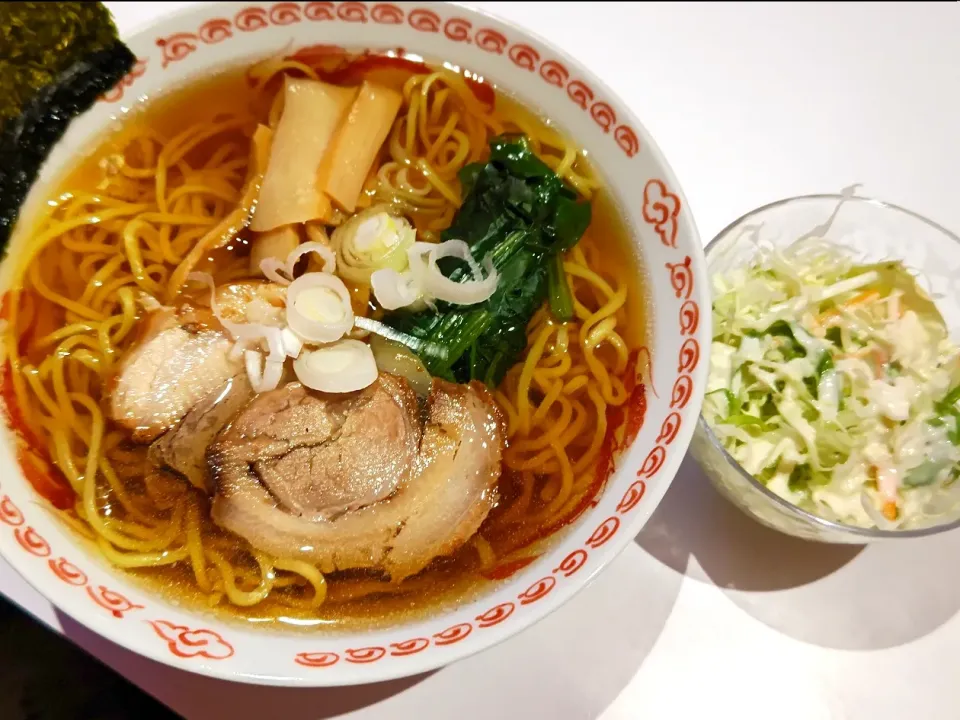 醤油ラーメン。サラダ|郁ちゃんさん