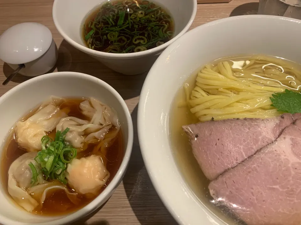 Snapdishの料理写真:昆布水つけ麺ニ種のワンタン　@支那蕎麦澤田　新宿御苑|KimaLABOさん