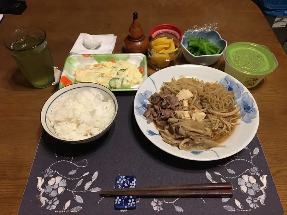 Snapdishの料理写真:牛すき皿、ポテトサラダ、お浸し、沢庵、大福(夕飯)|enarinさん