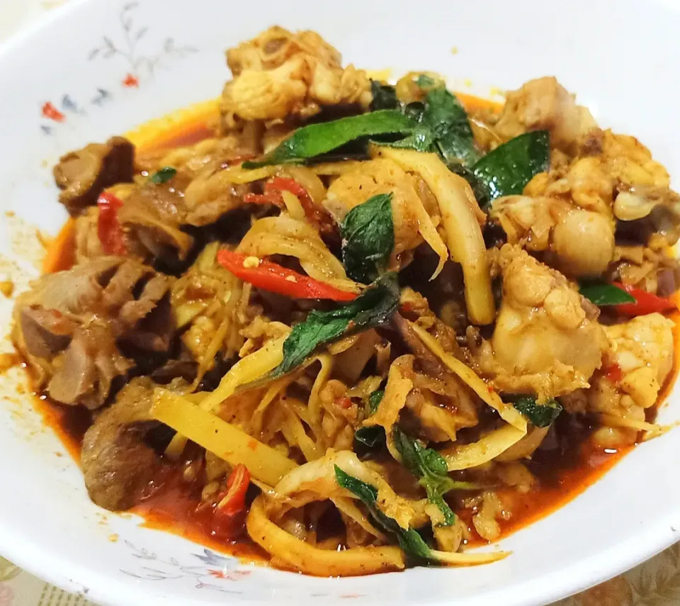 Stir Fried Spicy Chicken with Pickled Bamboo Shoots|🌿Veerapan Mu🌿さん