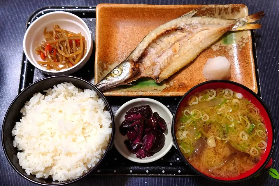 Snapdishの料理写真:今日の朝ごはん（ごはんは高知県産コシヒカリにカマスの塩焼、きんぴらごぼう、大根と木耳のみそ汁、赤しそ胡瓜）|Mars＠釜飯作り研究中さん