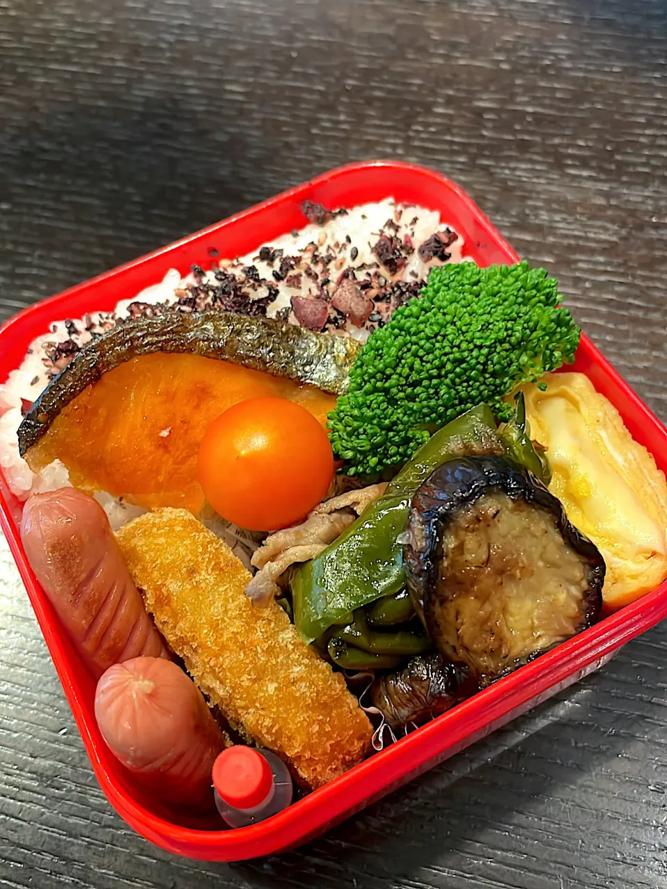 焼き鮭とコロッケのお弁当|雑草シェリーさん