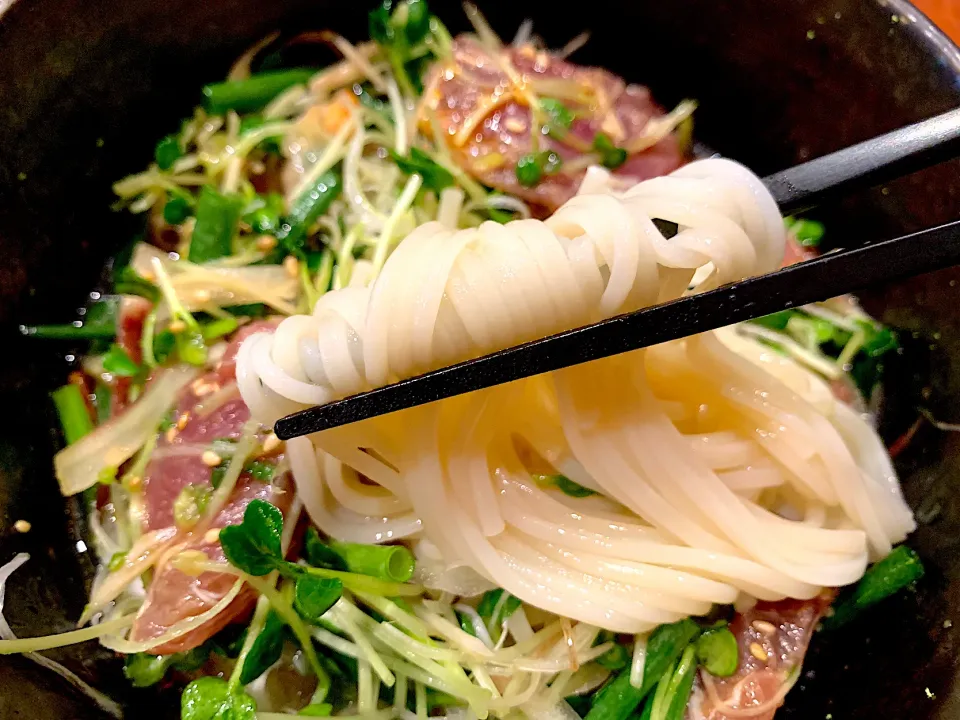 生鰹の黒酢焦がしニンニクそうめん|半田手延べそうめんの店 阿波や壱兆さん