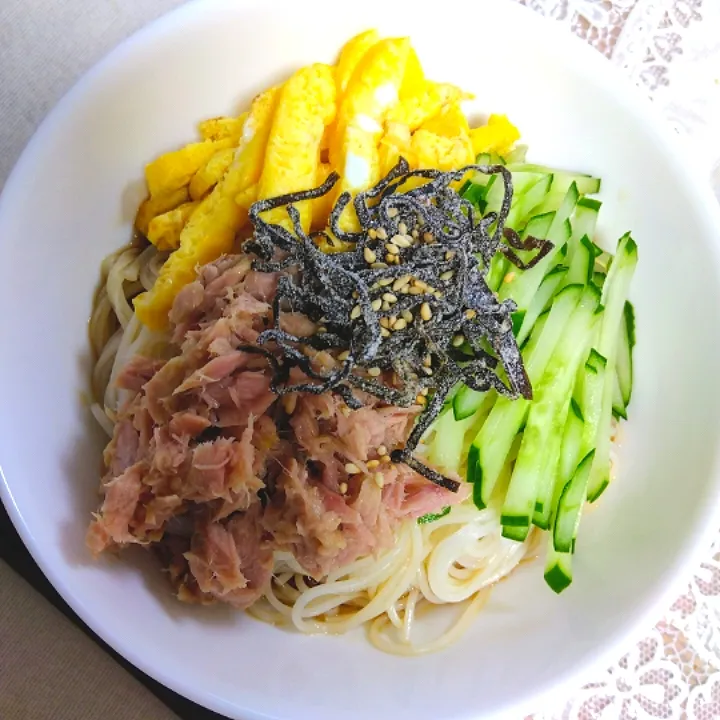 あるもので簡単に!昼ご飯😋♥️
ぶっかけ素麺❣
(ツナ、🥒、卵は味醂蒸した、塩昆布、胡麻、
めんつゆ、胡麻油少しだけ)|m.rafuさん