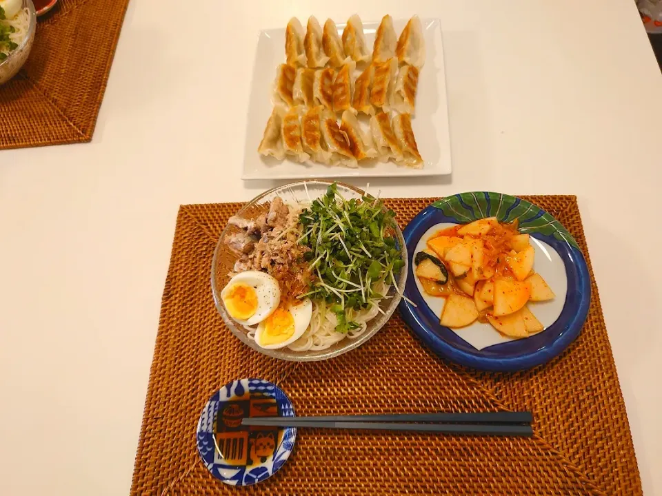 Snapdishの料理写真:今日の夕食　サバ缶そうめん、大根のキムチ和え、餃子|pinknari🐰🌈さん