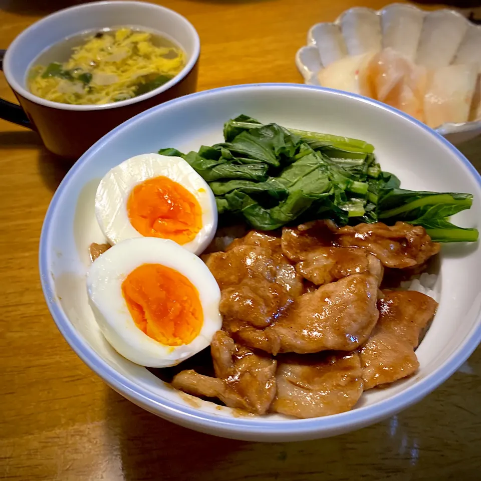 ルーロー飯と、卵スープと、桃（デザート）|もえさん