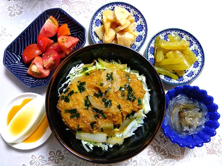 今日は簡単に!夜ご飯😊
*生協レンチン豚カツで甘味噌カツ丼
(玉葱、ネギ、いりこ味噌、甘醤油、酒、水
味醂、煮る、キャベツしいたご飯に乗せる!)
筍土佐煮、ふき土佐煮は生協の惣菜
黒酢ところてんはスーパーの
冷奴にめんつゆ
🍅|m.rafuさん