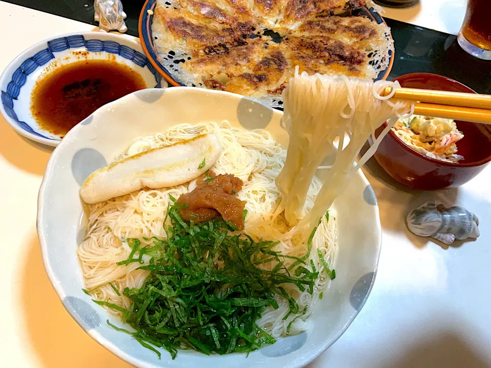 揖保乃糸黒帯を家庭菜園の大葉と梅干しをたたいてぶっかけそう麺つゆをかけて|Takeshi  Nagakiさん