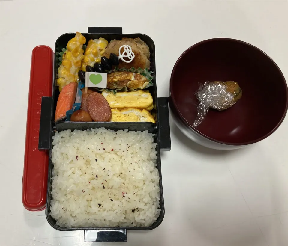 パパ弁☆鮭☆卵焼き☆ウインナー☆とうもろこしの天ぷら☆梅しそチキン☆ちくわの磯部ピカタ☆黒豆ピック☆みそ玉|Saharaさん