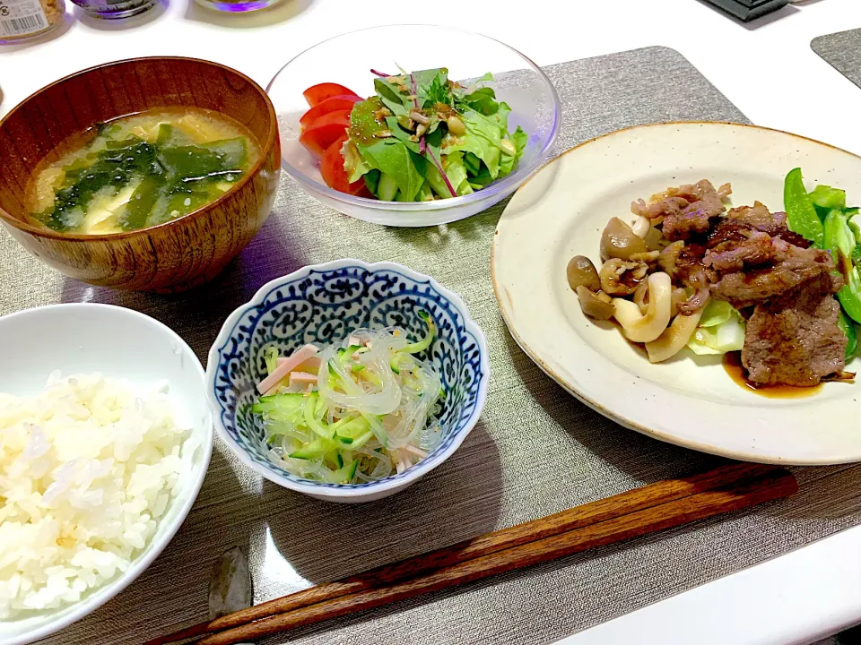 ばんごはん。仙台牛の焼肉、春雨のタイ風サラダ、野菜サラダ、お味噌汁。|yukiさん