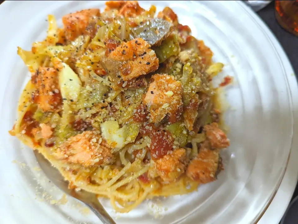 鮭とキャベツのトマトソーススパゲティーニ🍝☆|けんさん