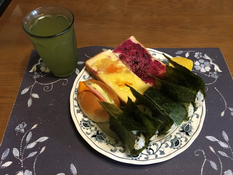 Snapdishの料理写真:おにぎり、温めたロールパンサンドイッチ＆カシスジャムトースト＆チーズトースト(朝ご飯)|enarinさん