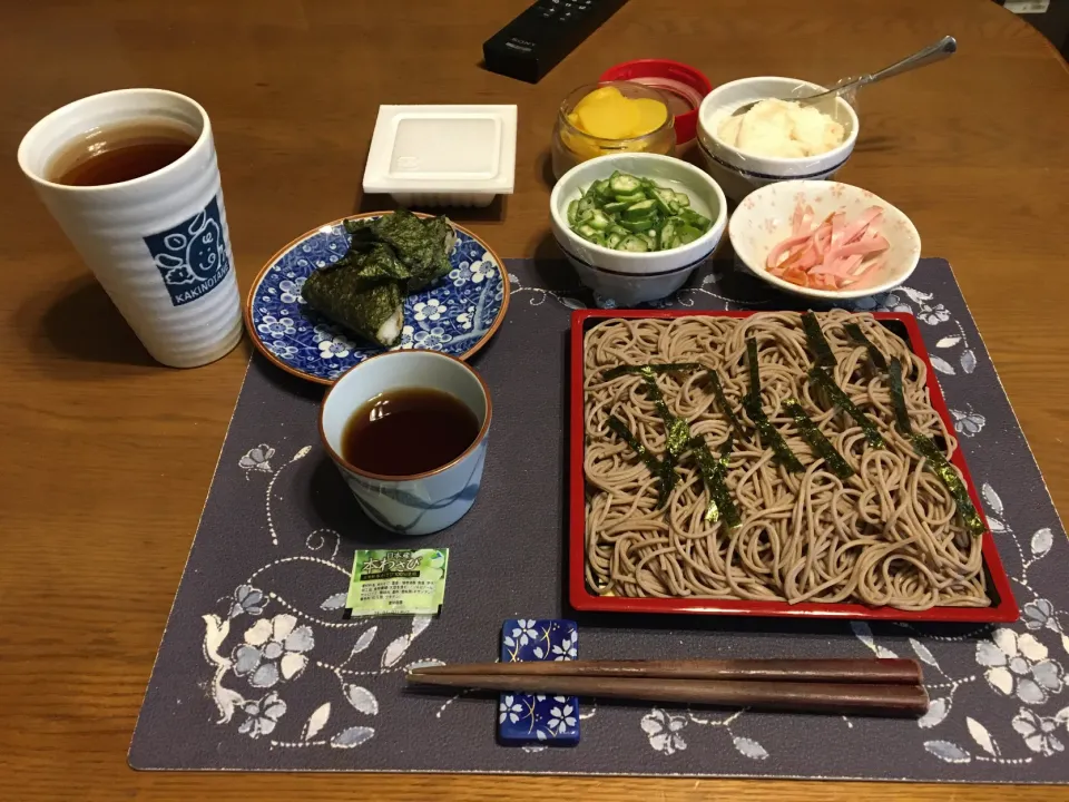 ざるそば2人前ざるそば、糧、薬味、おにぎり、沢庵(昼飯)|enarinさん