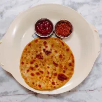 Snapdishの料理写真:Aaloo Pyaaj Paratha|Shivani Yadavさん