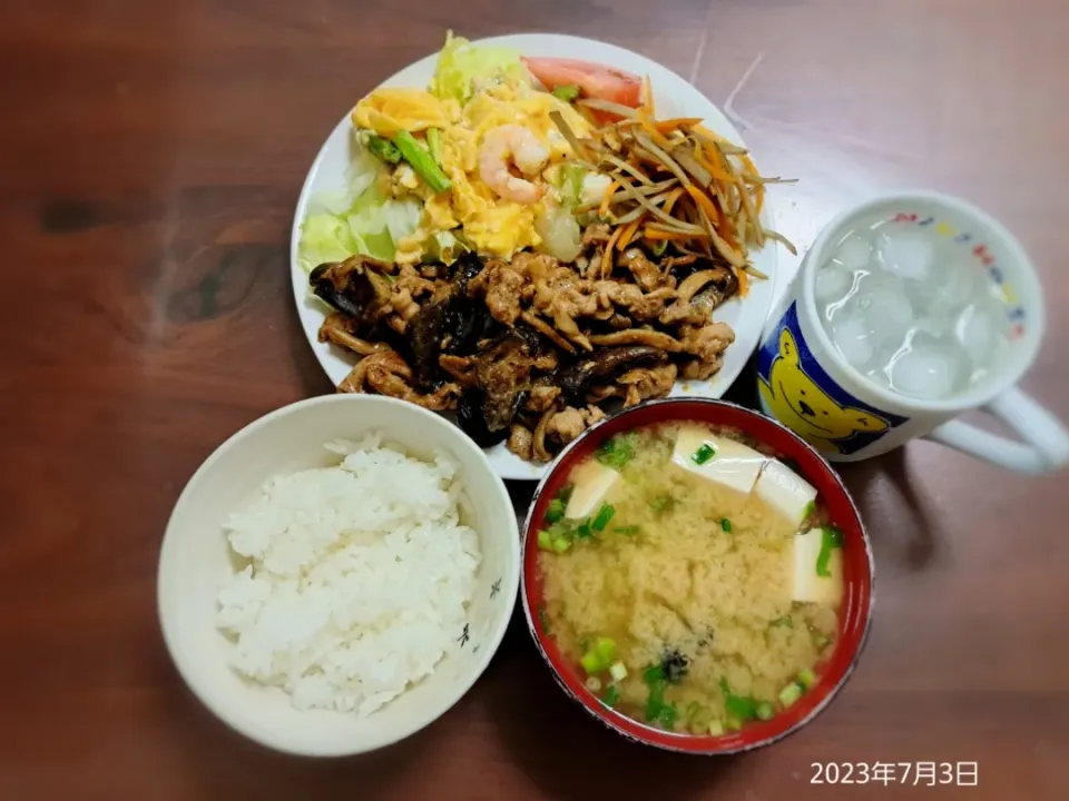 Snapdishの料理写真:2023年7月3日の晩ご飯
豚肉と茄子の甘味噌炒め
海老とアスパラの卵炒め
きんぴらごぼう
しじみのお味噌汁
焼酎水割り|ソラ♂のご飯さん