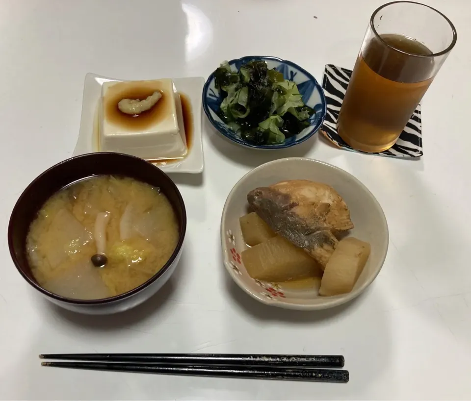 晩御飯(^^)☆酢の物（胡瓜・ワカメ）☆冷奴☆ぶり大根☆みそ汁（白菜・しめじ・大根）|Saharaさん