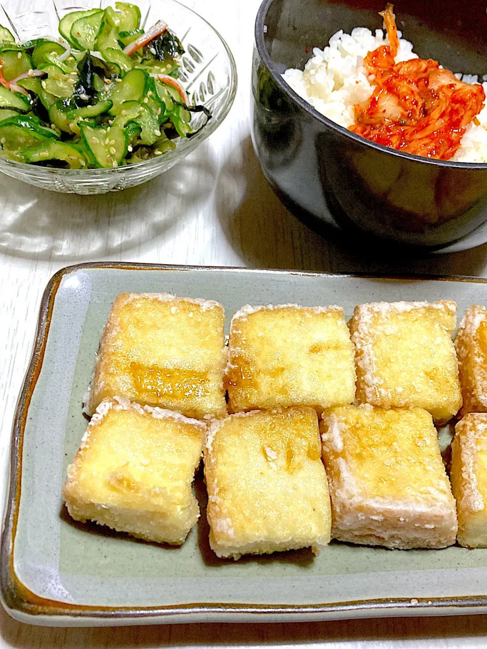 厚揚げのカリカリ焼き、キムチご飯、きゅうりとカニカマとワカメの酢あえ|Ayaさん