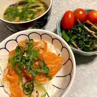 Snapdishの料理写真:サーモン漬け丼🐟ほうれん草ソテー🥬みそ汁🍆プチトマト🍅|あゆみさん