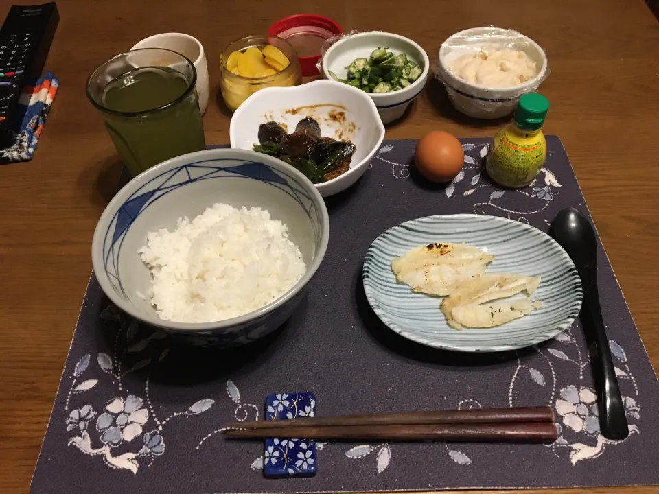 Snapdishの料理写真:卵とろろご飯、なす味噌炒め、ふぐの一夜干しの網焼き(夕飯)|enarinさん