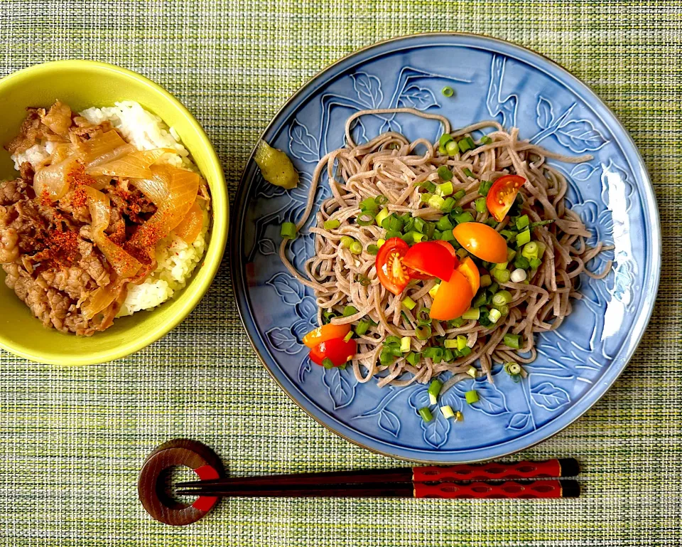 Snapdishの料理写真:ぶっかけ十割蕎麦&冷凍吉野家で「そば処吉野家」風SET😋　＃十割蕎麦　＃吉野家　＃牛丼|BUBUさん