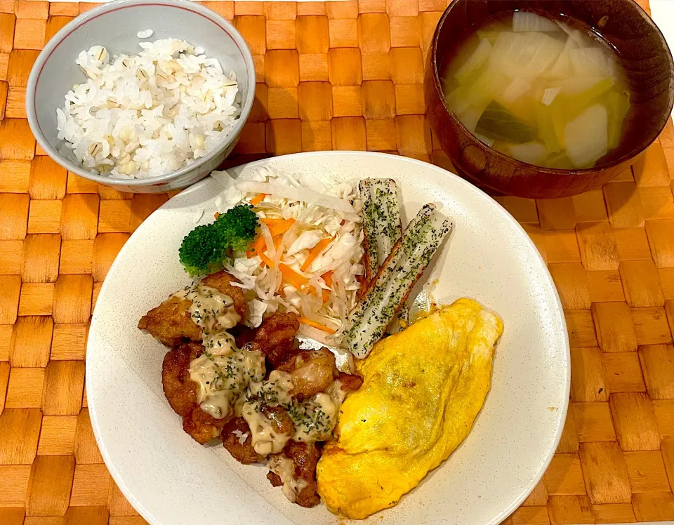 中学生息子のお昼ご飯🍚 チキン南蛮とオムレツ定食🐓🥚|Snow10さん