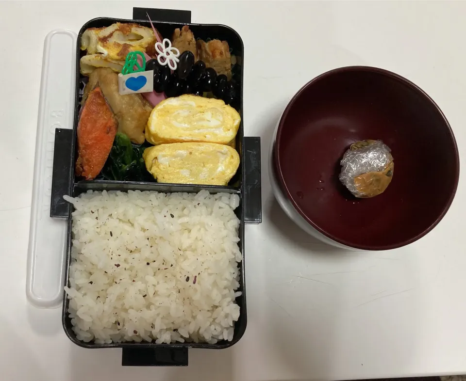 Snapdishの料理写真:パパ弁☆卵焼き☆鮭☆唐揚げ☆ちくわのピカタ☆ほうれん草のソテー☆黒豆ピック☆鶏つくねの蓮根挟み焼き☆みそ玉|Saharaさん