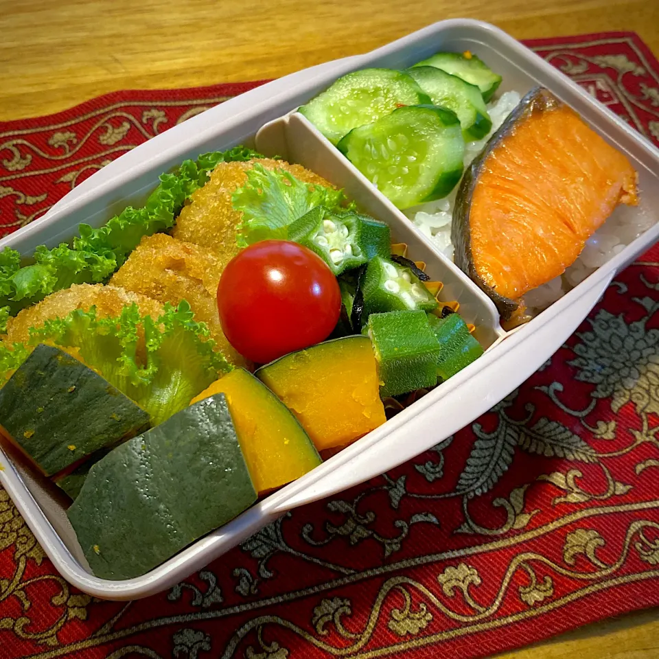 Snapdishの料理写真:牛肉コロッケと、南瓜の煮物と、オクラの昆布和えと、焼き鮭弁当|もえさん