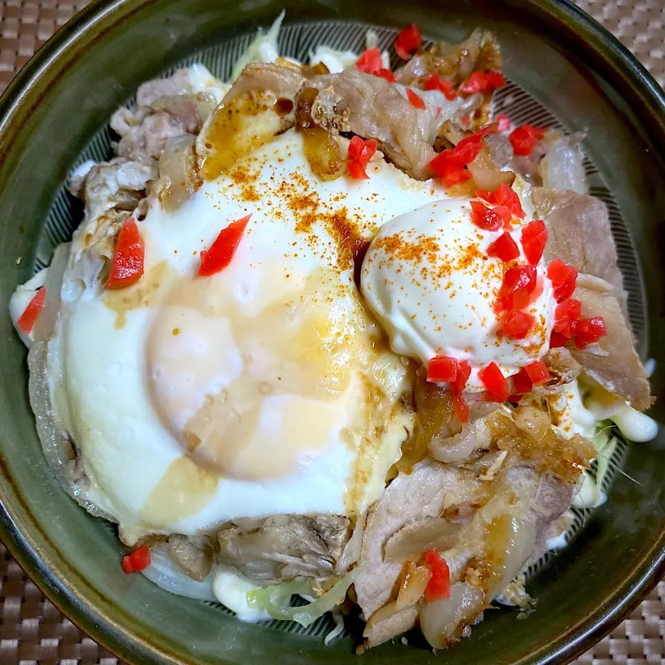 🐷豚の生姜焼きエッグ丼🍳|すくらんぶるえっぐさん